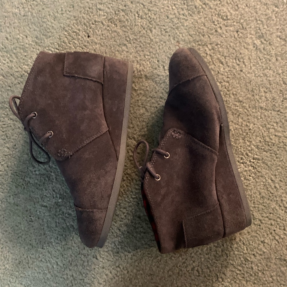 Tom’s boots